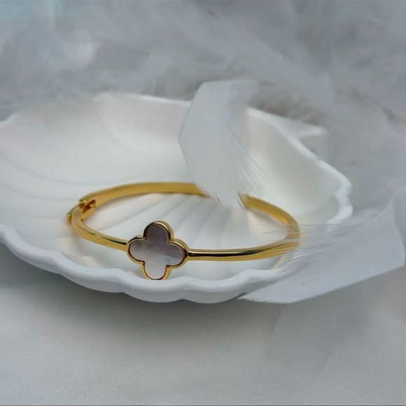 NWT Stainless Steel Metal Mother of Pearl Clover Bangle
Bracelet in Gold - Picture 4 of 6